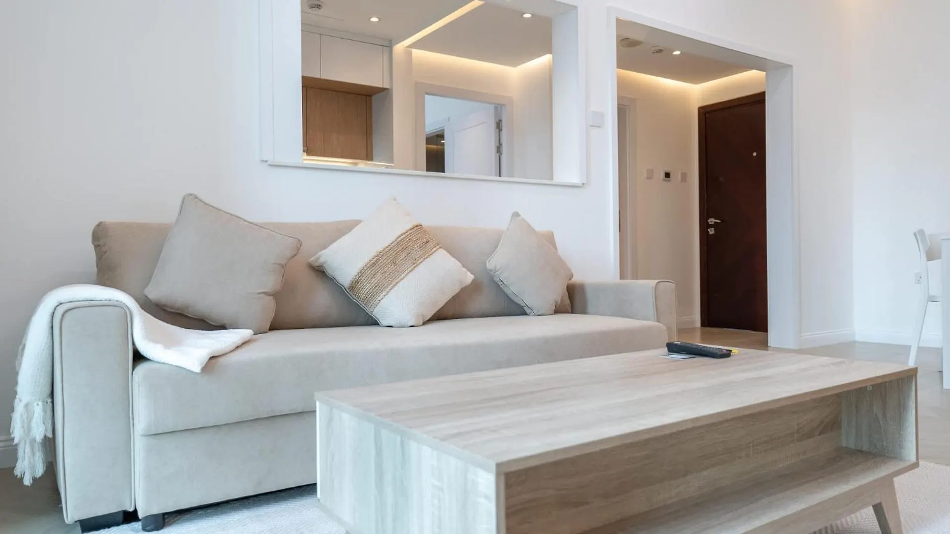 A Fabulous 1 Bedroom Apartment In Marina Pinnacle Dubai