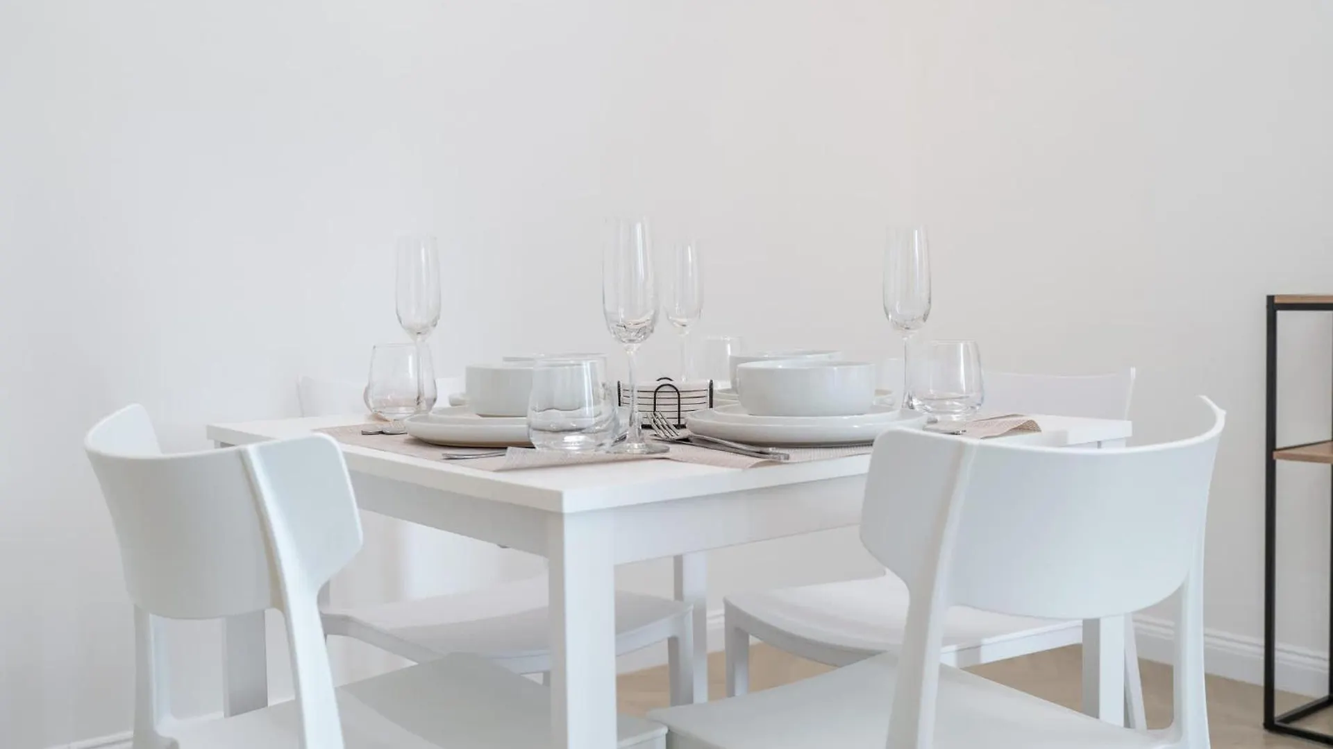 A Fabulous 1 Bedroom Apartment In Marina Pinnacle Dubai