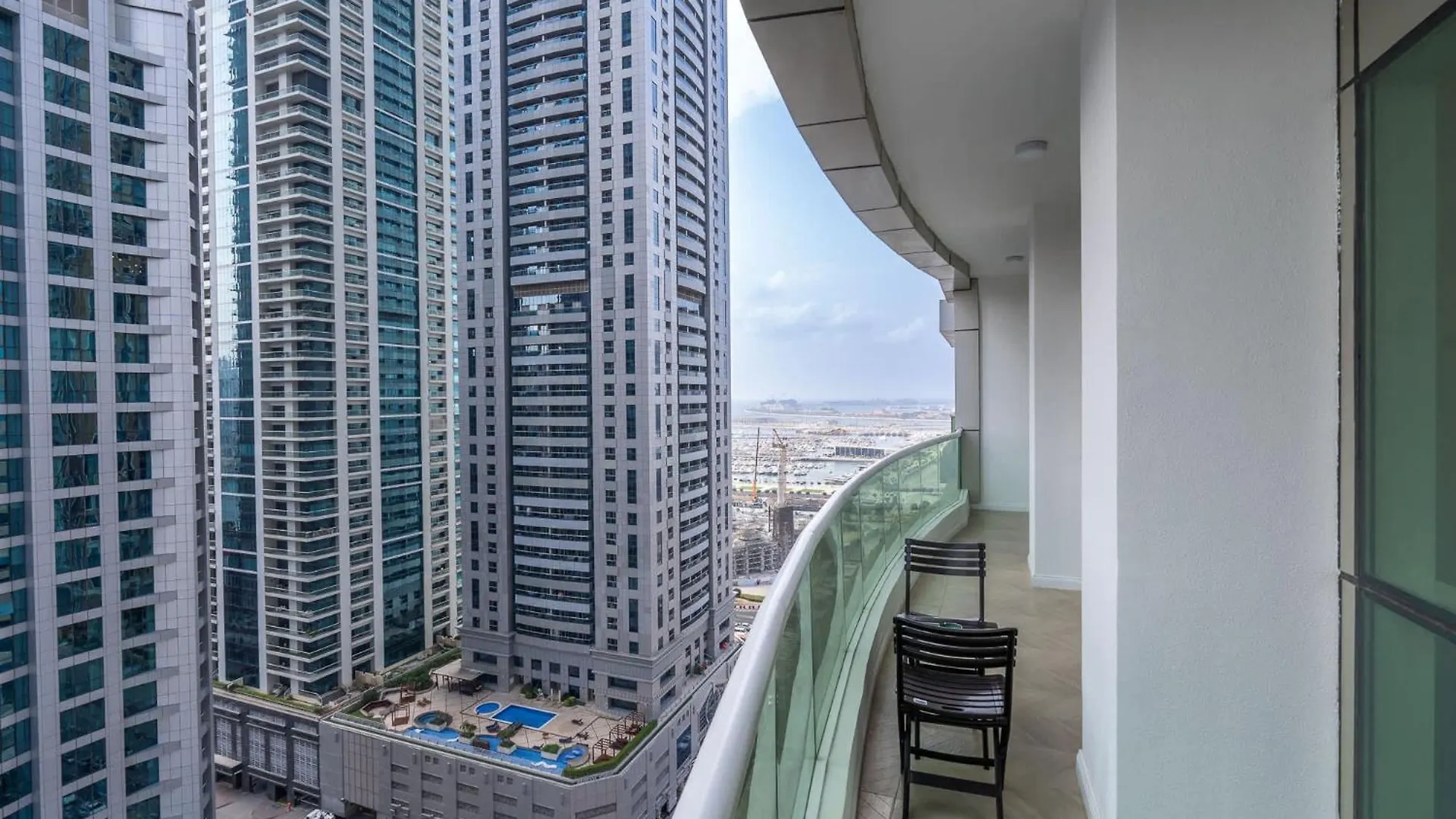 A Fabulous 1 Bedroom Apartment In Marina Pinnacle Dubai