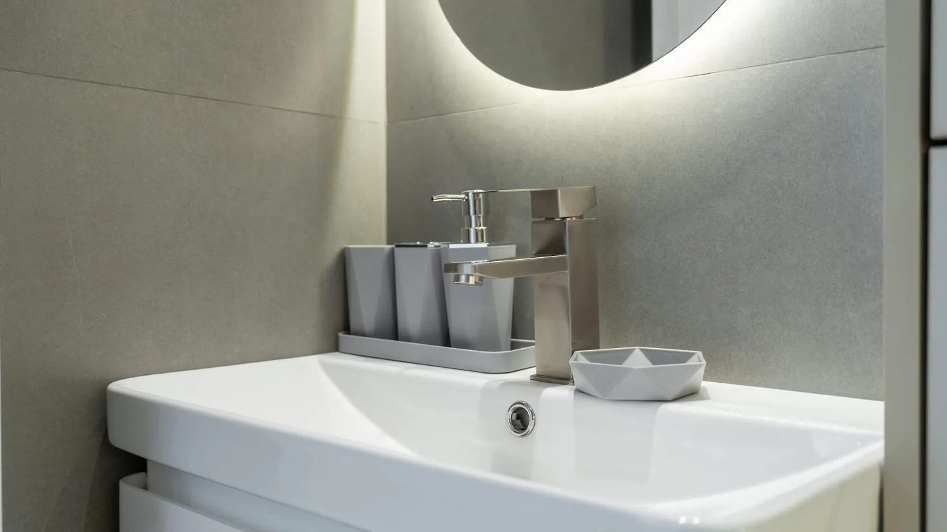 A Fabulous 1 Bedroom Apartment In Marina Pinnacle Dubai