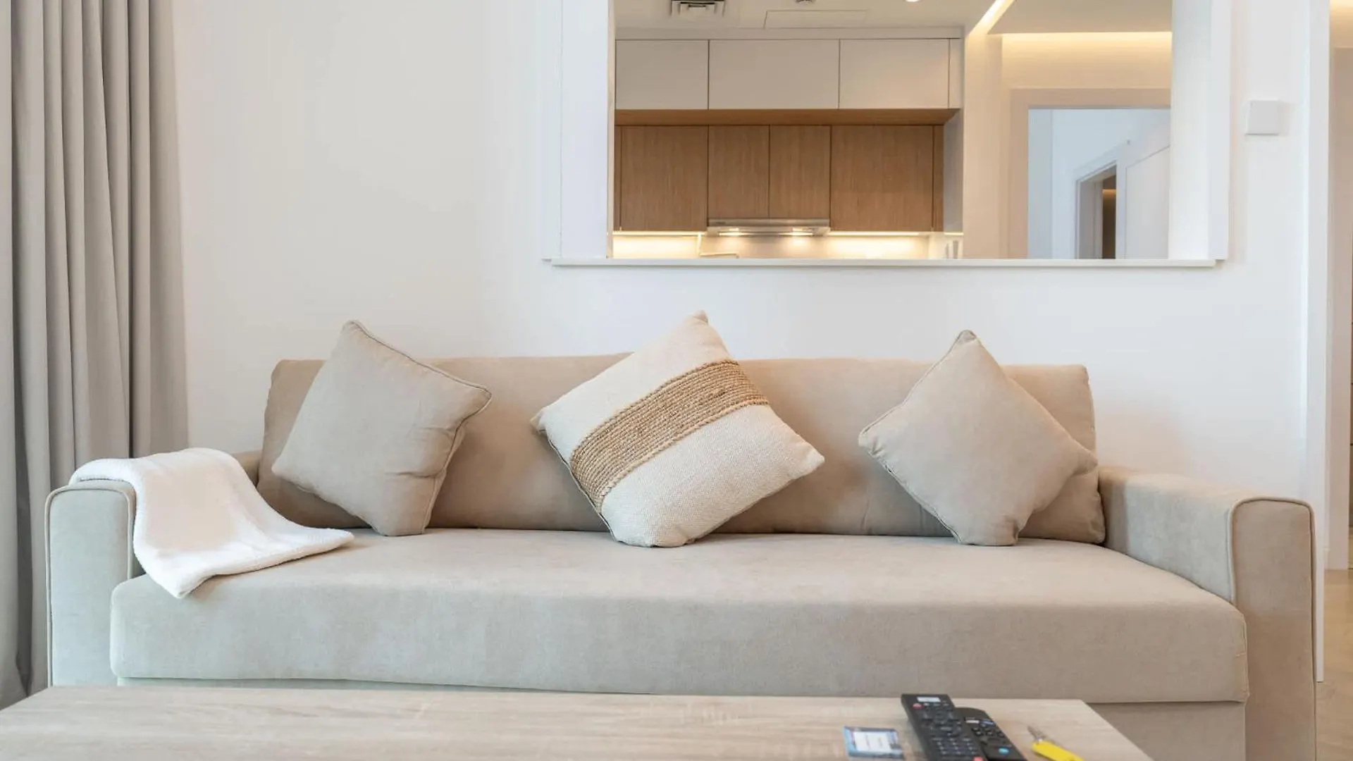 A Fabulous 1 Bedroom Apartment In Marina Pinnacle Dubai