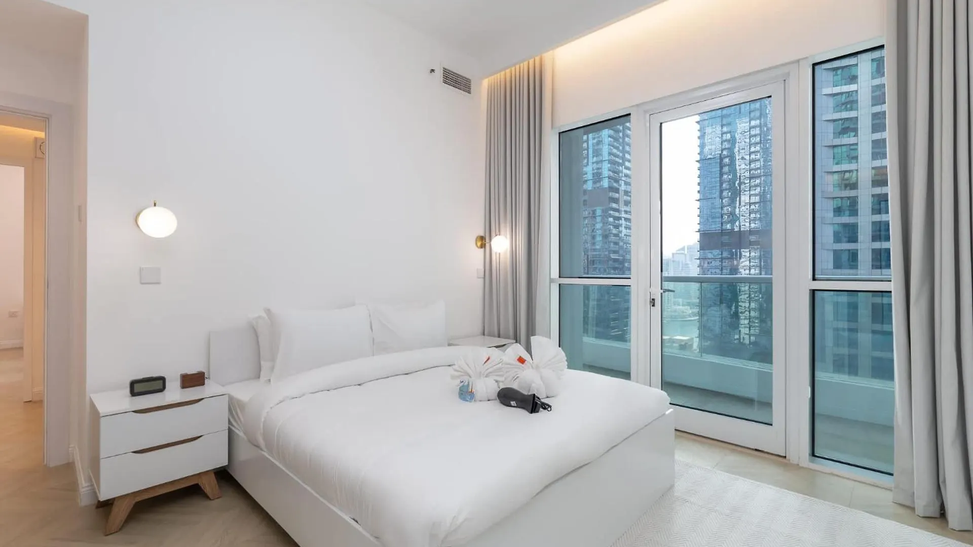A Fabulous 1 Bedroom Apartment In Marina Pinnacle Dubai