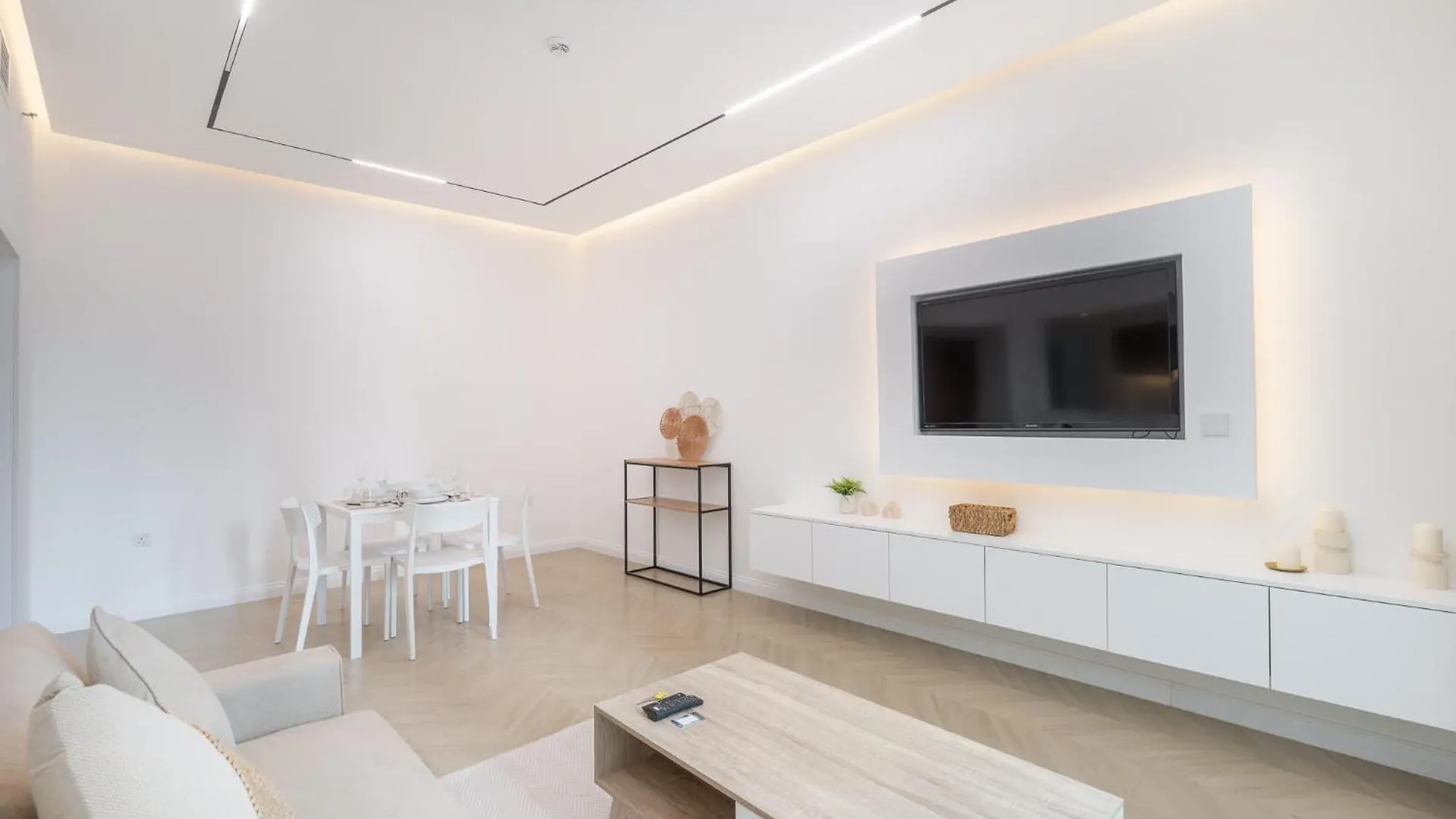 A Fabulous 1 Bedroom Apartment In Marina Pinnacle Dubai United Arab Emirates