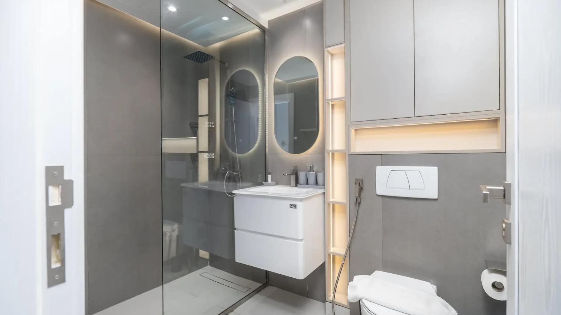 A Fabulous 1 Bedroom Apartment In Marina Pinnacle Dubai